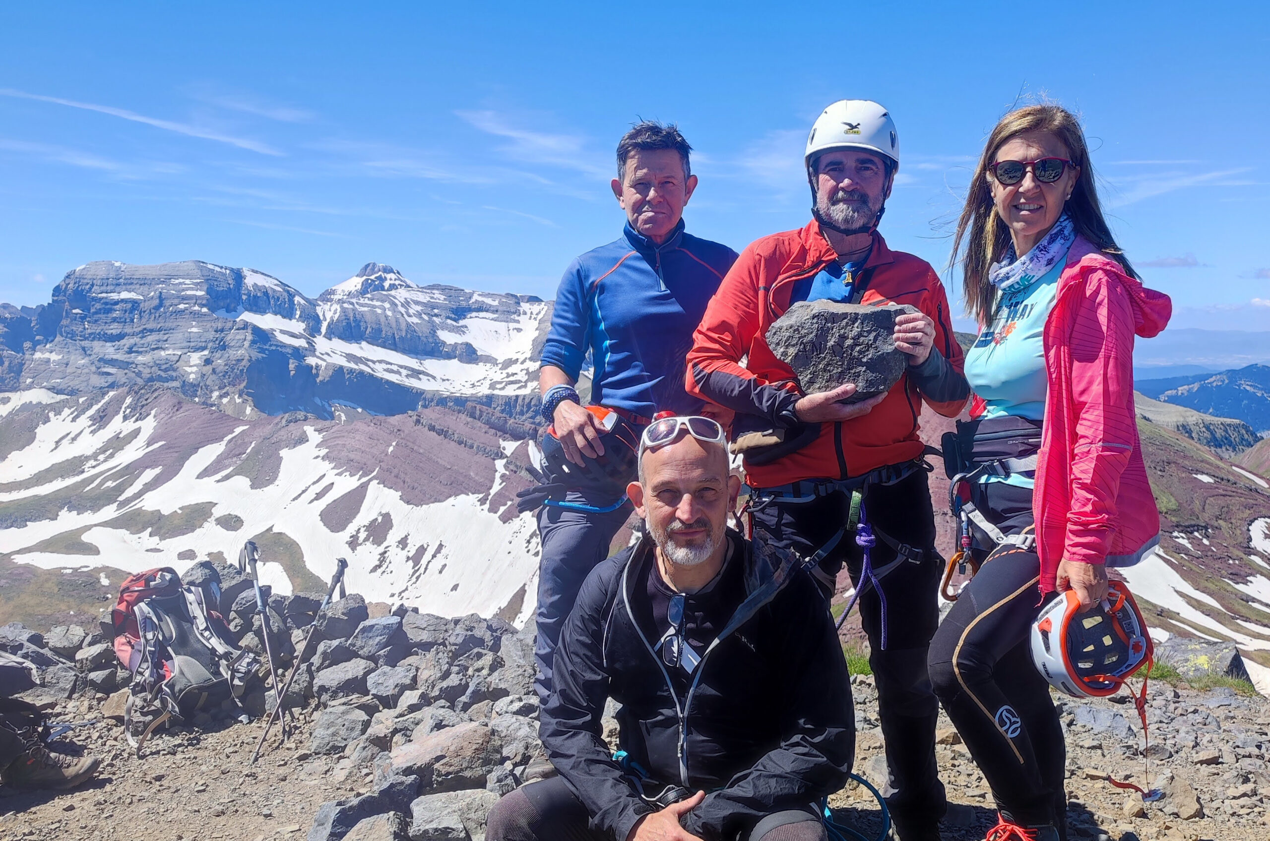Personas en una montaña disfrutando de una ruta